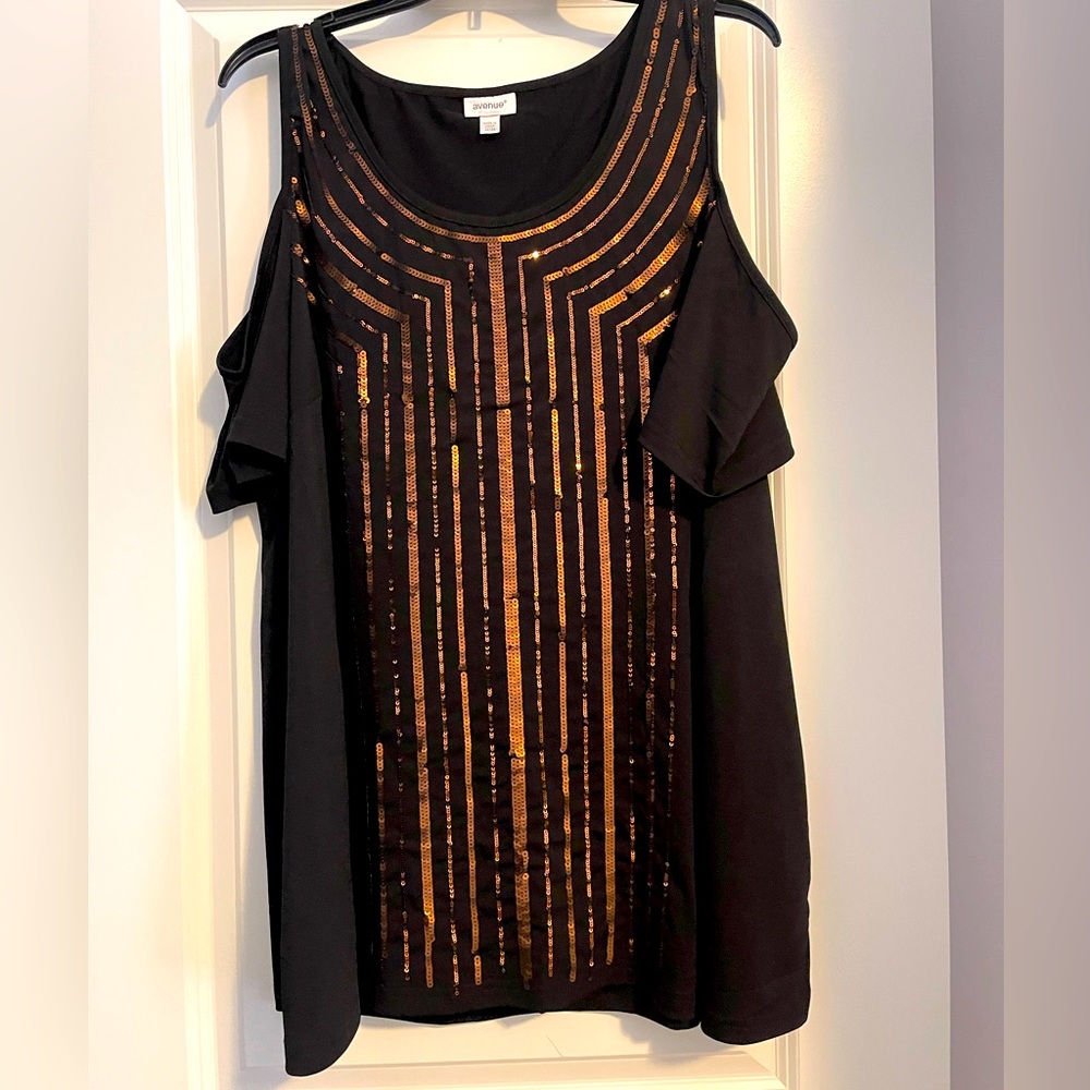 Avenue NWOT cold shoulder top black with metallic front 22/24